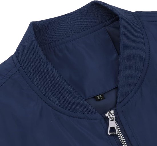 Detail van de kraag en ritssluiting van een donkerblauwe bomberjas.