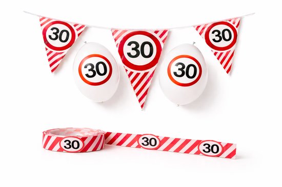 Un ensemble de décoration pour un 30ème anniversaire avec des guirlandes triangulaires rouges et blanches, des ballons blancs et du ruban de délimitation, tous marqués du chiffre 30.
