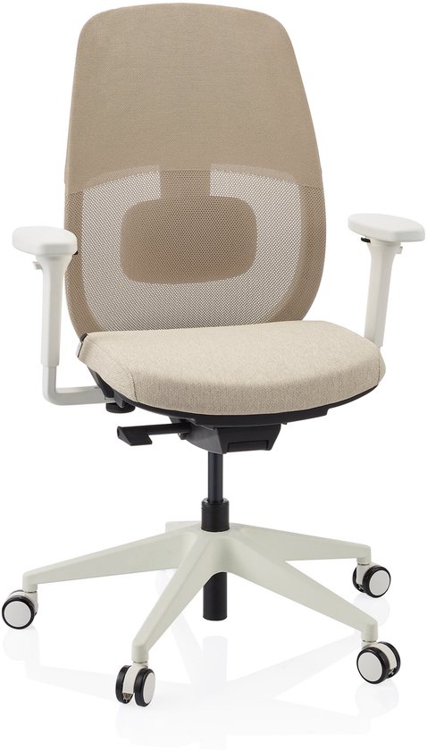 Lichtbeige bureaustoel met wit frame en lichtbeige mesh rugleuning, staand op een wit onderstel met wielen.