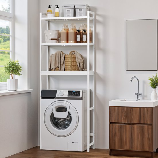 Witte toiletkast boven een wasmachine, met diverse flessen en handdoeken op de planken.
