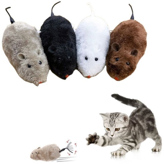 Vier speelgoedmuizen in grijs, zwart, wit en bruin, met een kat die met een grijze muis speelt.
