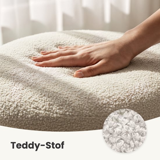 Een hand drukt in de zachte, witte teddy stof van een poef. Inzet toont close-up stof.