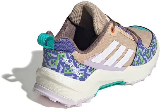 Achterzijaanzicht van beige wandelschoen met paarse, groene en blauwe pixel-print. Wit Adidas logo op de zijkant. Groene lus aan de achterkant.