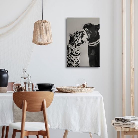 Een luipaard en een zwarte panter met parelkettingen, bekken open, hangend boven een eettafel.
