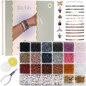 Complete Richly kralenset in herfst- en gouden tinten met 6 bedeltjes: vlinder, ijsje, schelp, parfumflesje, zeemeerminstaart en schildpad. Bevat veel kralen en letterkralen.