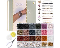 RICHLY® Kralen set Luxe - Sieraden Maken meisjes - incl. Instructieboekje - Luxe Kralenset & Verpakking - 6 Bedels - Armbandjes maken meisjes - Goud & Herfstkleuren - Letterkralen - Kralendoos - Kralenketting - Sieraden maken volwassenen - Glaskralen