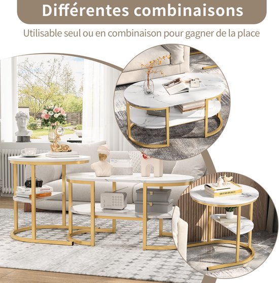 Twee salontafels, een ovale en een ronde, met marmerlook blad en gouden frame, geplaatst naast een bank.