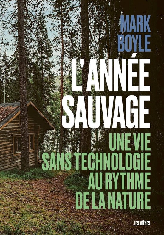 Boek 'L'Année Sauvage' met de tekst 'Mark Boyle L'Année Sauvage Une Vie Sans Technologie Au Rythme De La Nature Les Arènes' op een achtergrond van een houten hut in een bos.