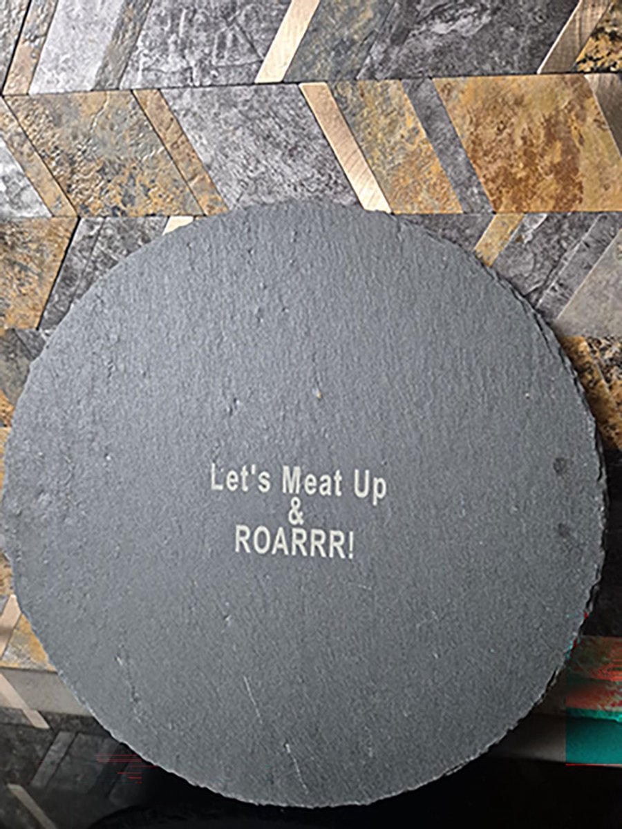 Eviva Home Deco Leisteen Tapasplank Rond - Ø 25 cm - Graveertekst "Let's Meat Up & ROARRR!" - Borrelplank Luxe