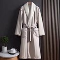 Luxe beige badjas van satijn met zachte fleece voering, met ceintuur en zakken.
