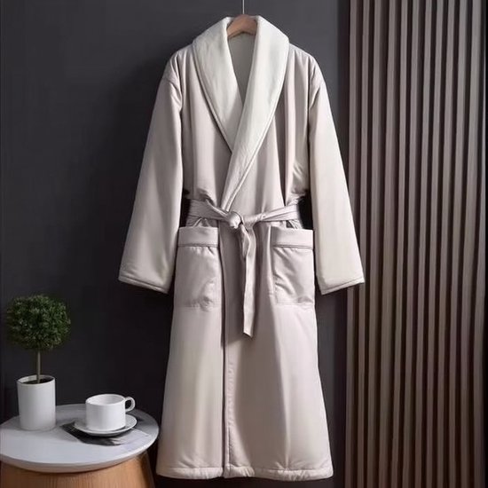 Luxe beige badjas van satijn met zachte fleece voering, met ceintuur en zakken.
