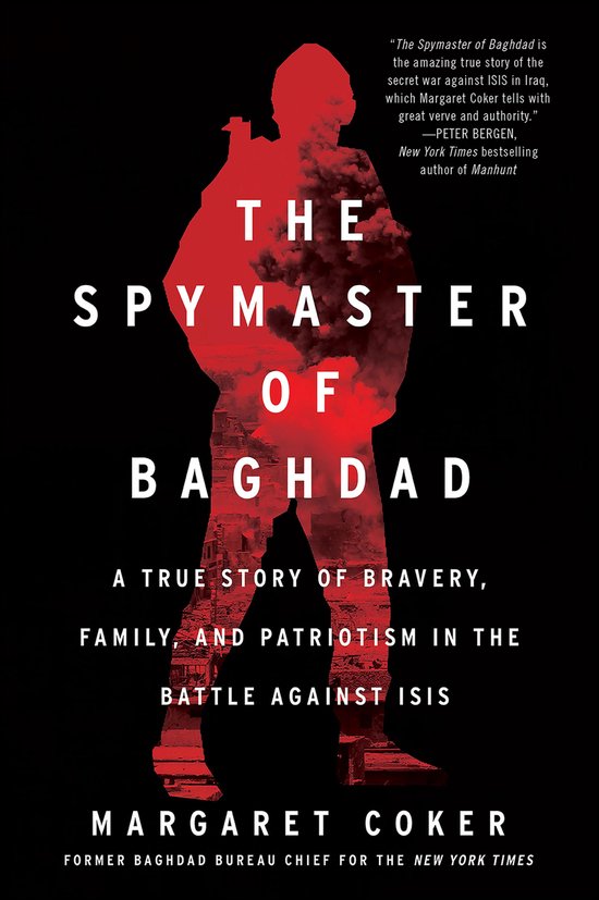 Boekomslag voor "The Spymaster of Baghdad" met een silhouet van een persoon in rood, tegen een achtergrond van gebouwen en rook.