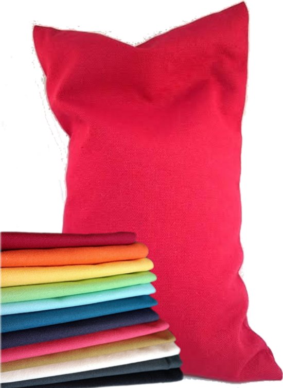 Rood kersenpitkussen met een stapel gekleurde stoffen ernaast.
