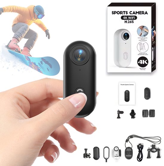 Zwarte mini-actiecamera in hand, naast snowboarder, en een doos met accessoires. 4K.