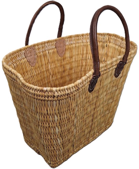 Panier en osier avec poignées en cuir marron et renforts, ouverture tournée vers l'avant.