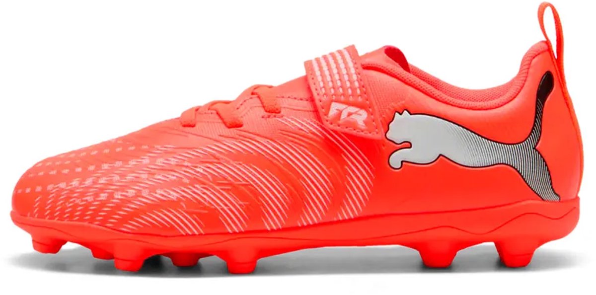 Puma Future 9 Play FG/AG voetbalschoenen in rood en oranje, met synthetisch bovenwerk en klittenbandsluiting.