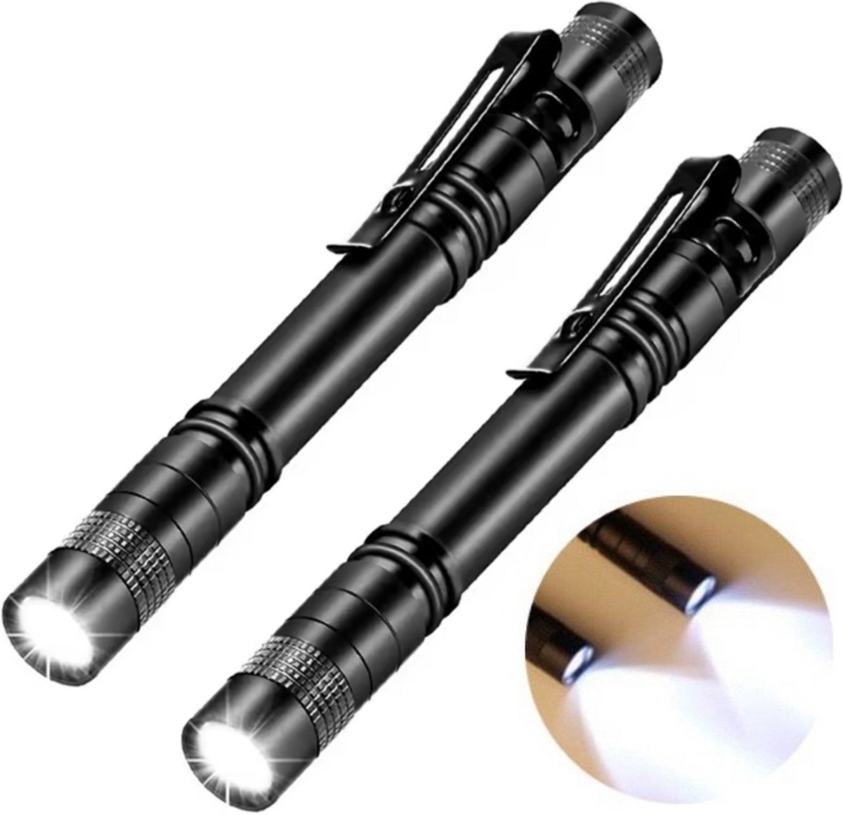 TLVX 2 stuks Mini Pen Zaklamp LED 650 Lumen – Sterke Militaire Aluminium Zaklamp 13cm – Waterdicht – Scouting – Bos – Camping – Vakantie – Survivallen – Veiligheid – Noodpakket licht – Compact Broekzak lamp – Kleding Clip – Inclusief AAA batterijen