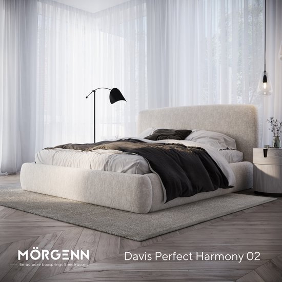 Un lit Mörgenn avec revêtement beige et matelas d'hôtel de luxe dans une chambre d'ambiance.