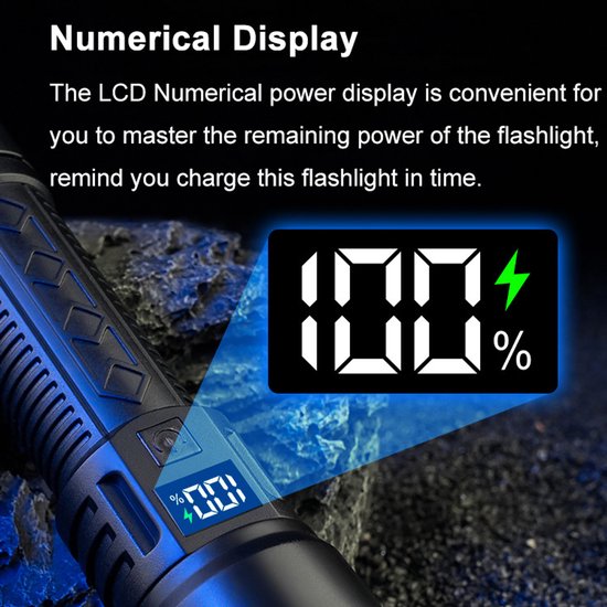 Close-up van een zwarte zaklamp met een digitale weergave van 100% batterij, op een rotsachtige achtergrond.