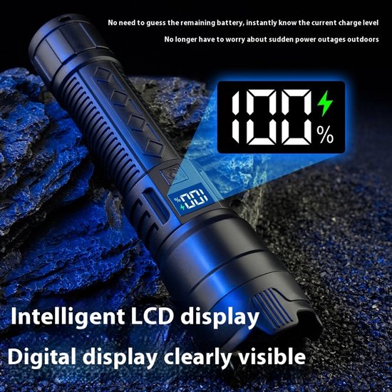 Zwarte zaklamp met 'Intelligent LCD display' met 100% batterij-indicator, op een rotsachtige ondergrond met blauwe belichting.