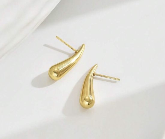 Gouden druppelvormige oorbellen, minimalistisch design.