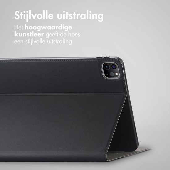 Zwarte tablethoes van kunstleer, met een strak design. Geschikt voor de iPad Pro 12.9.