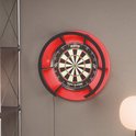 KOTO King Classic dartbord in een rode beschermring aan de muur.