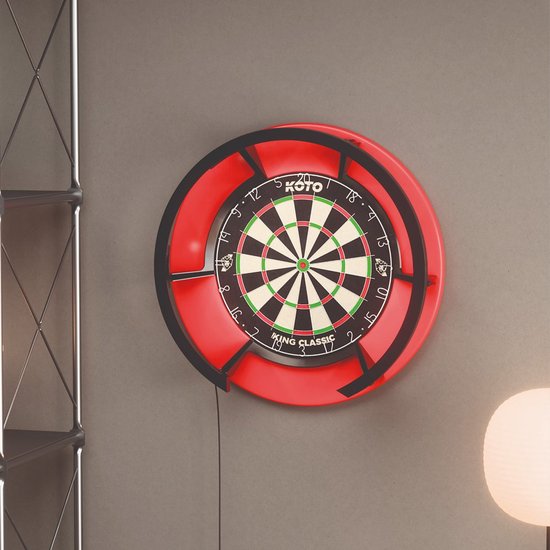 KOTO King Classic dartbord in een rode beschermring aan de muur.