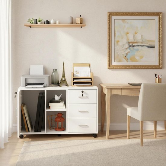 Witte archiefkast met open deur, printer, boeken en een lamp. Op de kast een Eiffel-toren en documentenhouder. Bureau ernaast.