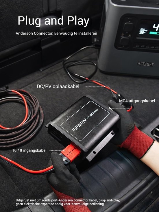 Een hand met zwarte handschoenen sluit de rode Anderson Connector aan op de zwarte AFERIY DC-DC Charger.