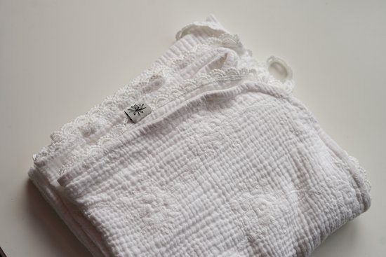 Baby-inbakerdoek-wit geborduurd-90x90 cm-handgemaakt-(Sweet baby Bedstraw ) — afbeelding 2