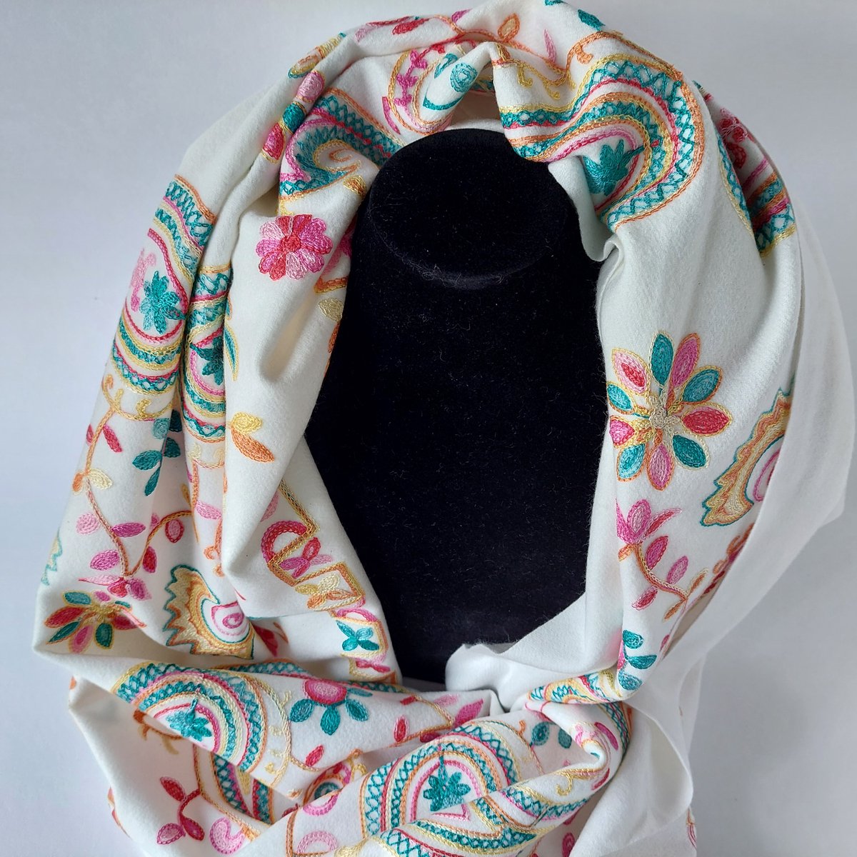 Wintersjaal Wit – Dames Sjaal – Luxe Sjaal met Borduursel en Franjes – Warm & Zacht