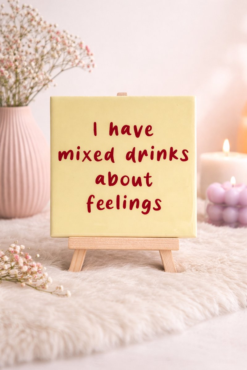 Tegeltje ‘I have mixed drinks about feelings’ – Voor de emotionele cocktailkoning(in) | Viva Femme | Tegeltjes met tekst | Decoratie | Wonen | Cadeau | Spreuktegel