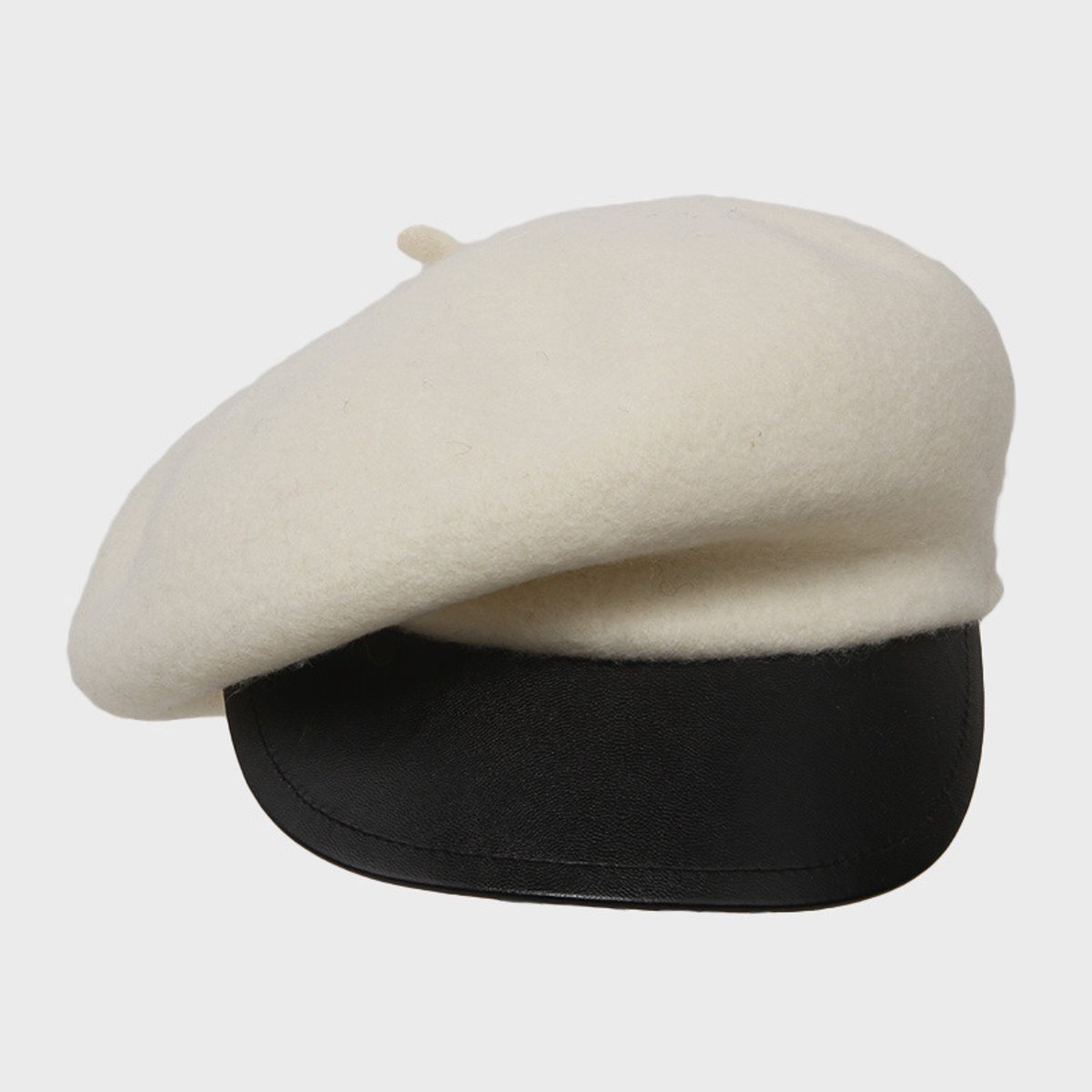 Zwarte, kortgerande, hoekige, retro baret voor dames. Trendy en veelzijdige hoed voor de herfst en winter.