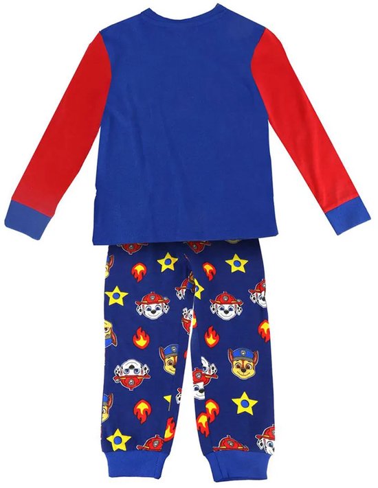 Blauwe pyjamaset met Paw Patrol-print, rode lange mouwen en blauw shirt.