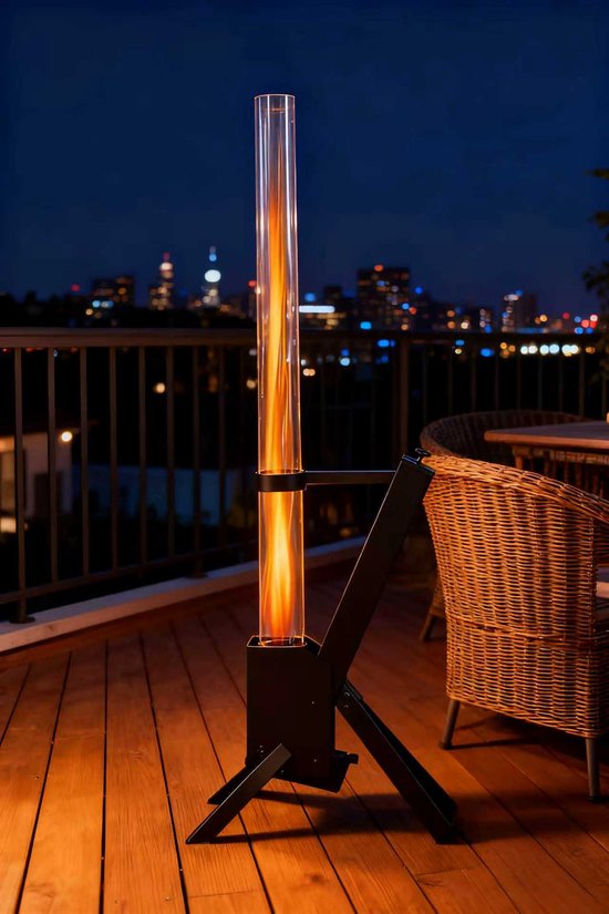 Zwarte terrasverwarmer met glazen cilinder en vlammen, op een houten terras met tuinmeubilair.