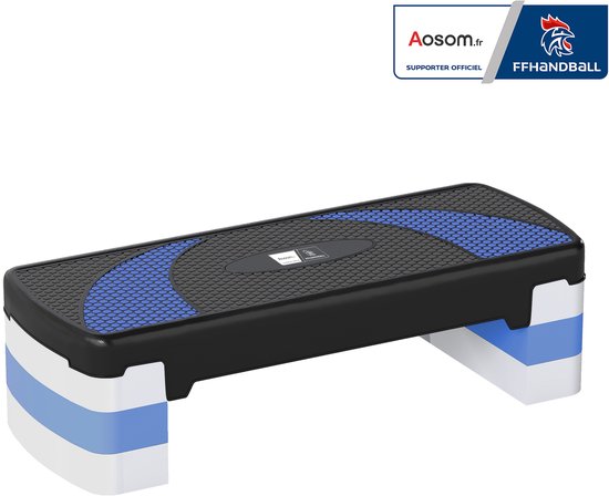 Zwarte aerobic step met blauwe patronen en witte en lichtblauwe steunen, geïsoleerd op witte achtergrond.