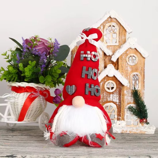 Gnome de Noël gris avec écharpe à carreaux et bonnet rouge, barbe blanche et chaussures rouges.