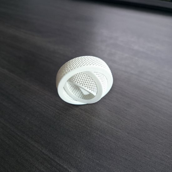 Witte gyro fidget spinner met een gedetailleerd, geribbeld oppervlak en zichtbare interne mechanismen.