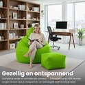 Vrouw leest boek op lichtgroene zitzak met poef in modern interieur.