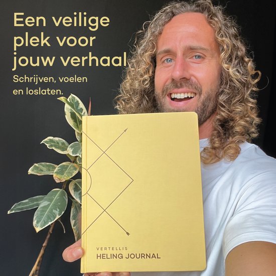 Man met krullend haar houdt een gouden Vertellis Heling Journal vast, met tekst 'Een veilige plek voor jouw verhaal'.