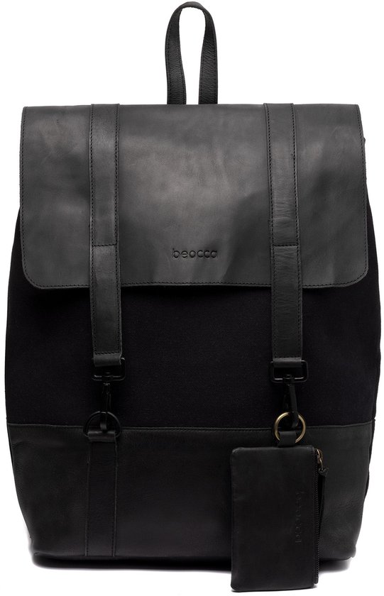 Zwarte rugzak van canvas en leer met een leren klep, verstelbare banden, een hangend etui en het 'beocca' logo op de klep.
