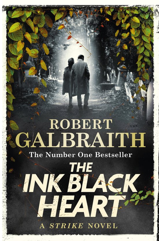 Boekomslag: Twee figuren lopen op een begraafplaats, met de titel 'The Ink Black Heart' van Robert Galbraith.