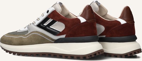 Achterkant van de sneakers in bordeauxrood suède met bruine leren hielkap en Floris van Bommel zool.