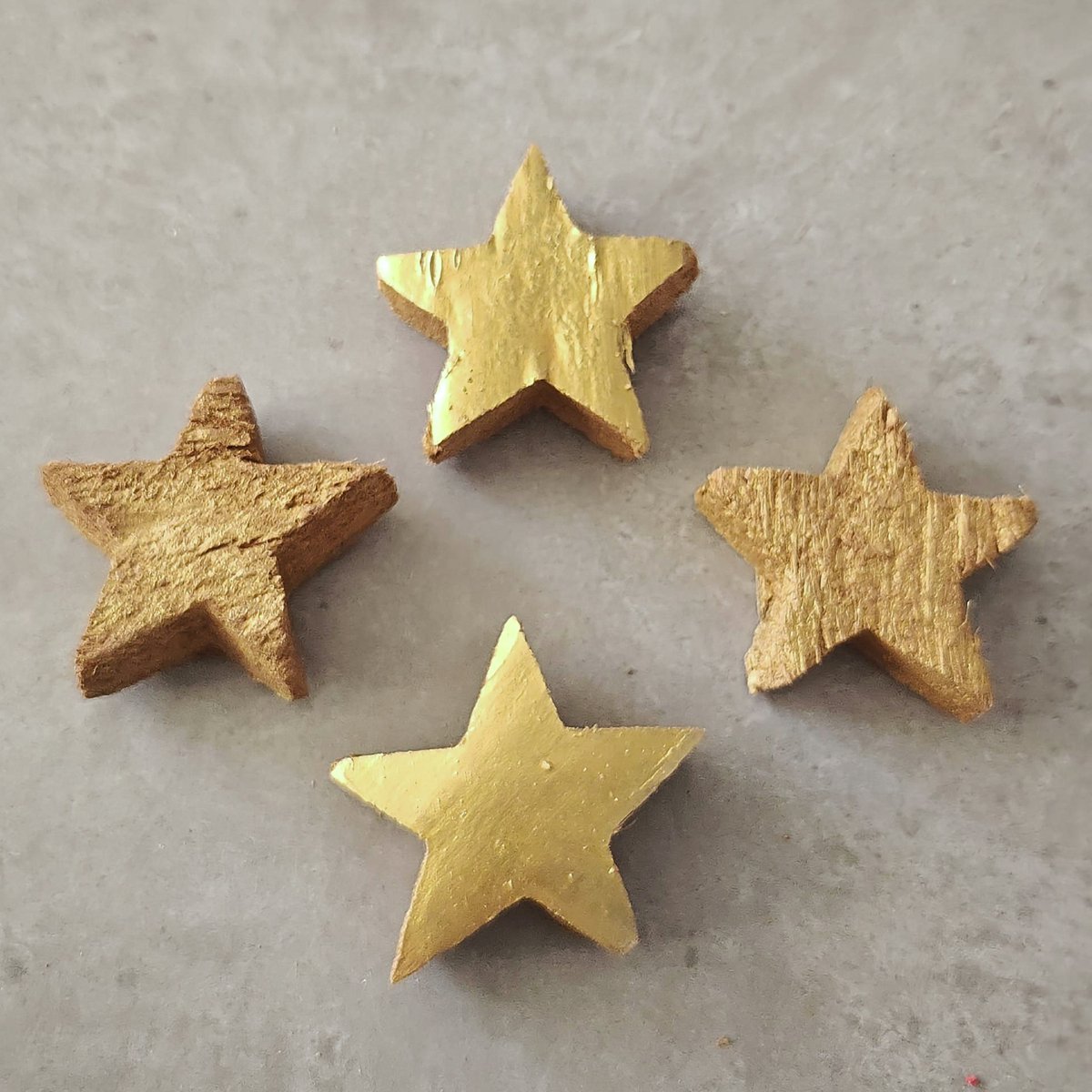 Coconut Star 5 Cm Gold 100 pcs - kerstdecoratie voor binnen - kerst - stukjes - decoratie - kerstster - kokos - coco - ster