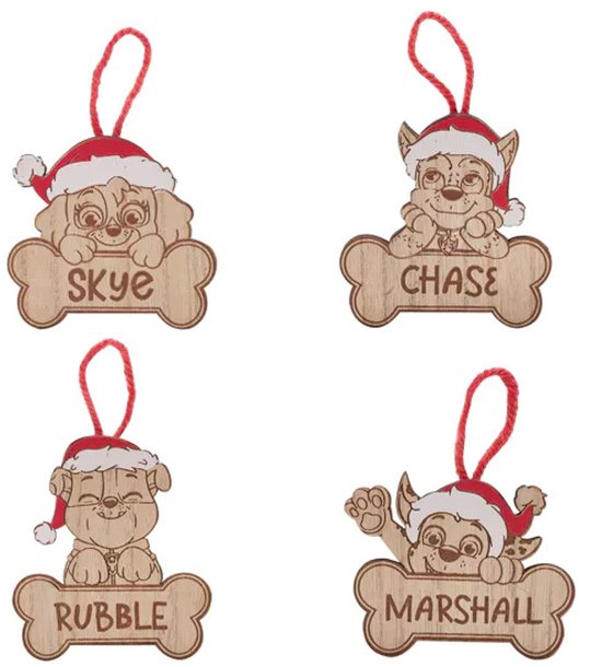 Vier houten kersthangers van Paw Patrol pups Skye, Chase, Rubble en Marshall met kerstmutsen en botjes met hun naam.
