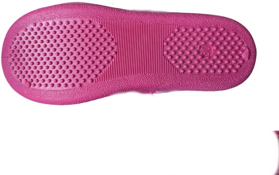 Onderkant roze pantoffel met noppenprofiel.
