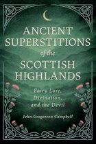 Boekcover met de titel 'ANCIENT SUPERSTITIONS of the SCOTTISH HIGHLANDS' in witte letters, met op de achtergrond heuvels en mist. Decoratief groen kader met distels.