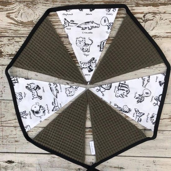 Legergroene wafelkatoenen vlaggenlijn in achthoekige vorm. Afgewisseld met witte vlaggetjes met prints van dieren zoals olifant, tijger en zebra.