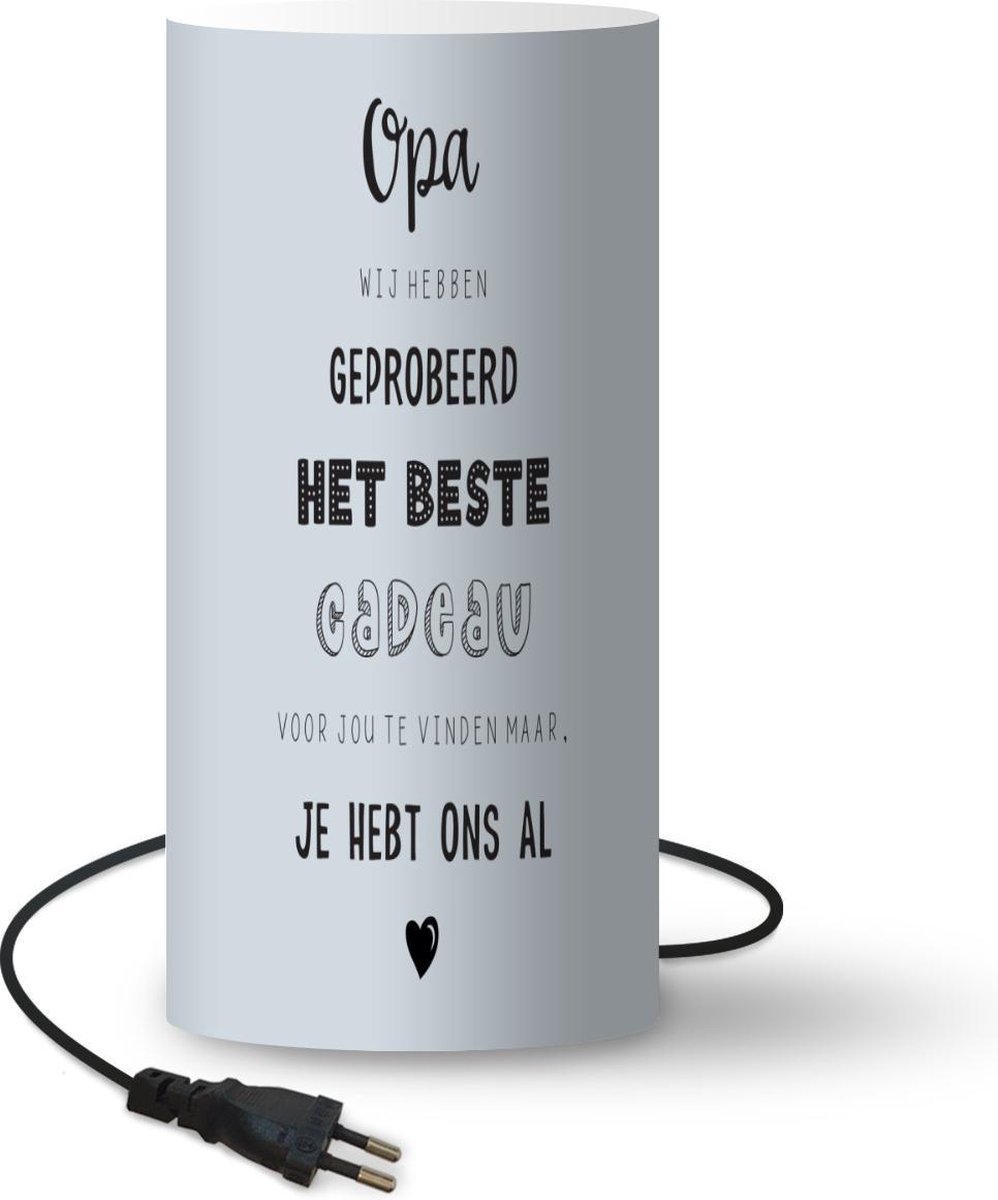 Lamp - Nachtlampje - Tafellamp slaapkamer - Spreuken - Opa - Quotes - Het beste cadeau - 33 cm hoog - Ø15.9 cm - Inclusief LED lamp